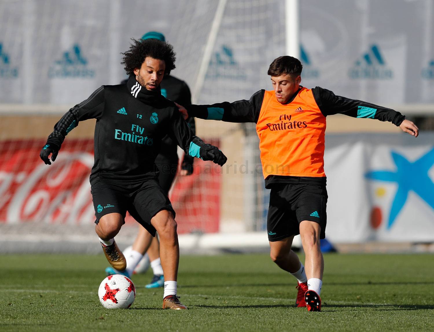 mk体育太狠了！阿贾克斯清晨篮板制胜纽卡斯尔窗口期临场应变，曼联伤情更新备战国王杯的简单介绍